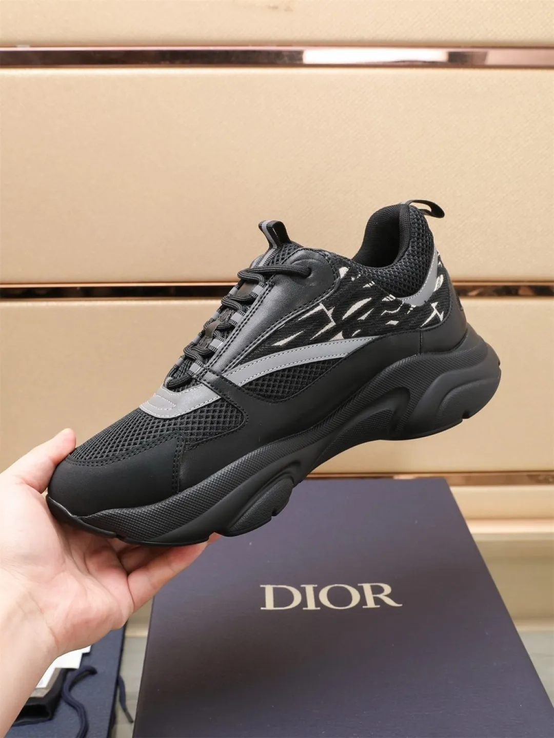 Men's shoes 💰P460💰【Dior】Dior✨ is online at the same time👏 This casual sneaker is a new product in the series and continues Di*r's classic style. The upper is made of original mesh and cow leather, with a two-color textured outsole, and the brand's iconic details on the rear collar and heel to enhance the style. Fashionable and versatile. Wear it with jeans or slacks for a casual look. Size: 38-44 (45 customized)